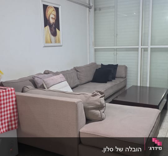 סלון עם ספה, שולחן ותמונה על הקיר